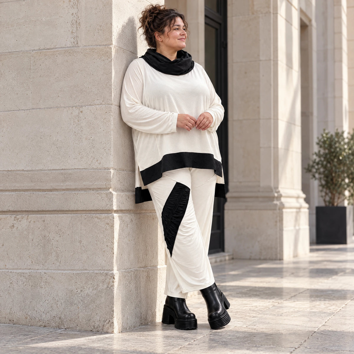 Rollkragenshirt aus fließendem Jersey mit Stretch Vokuhilaform mit seitlichen Schlitzen