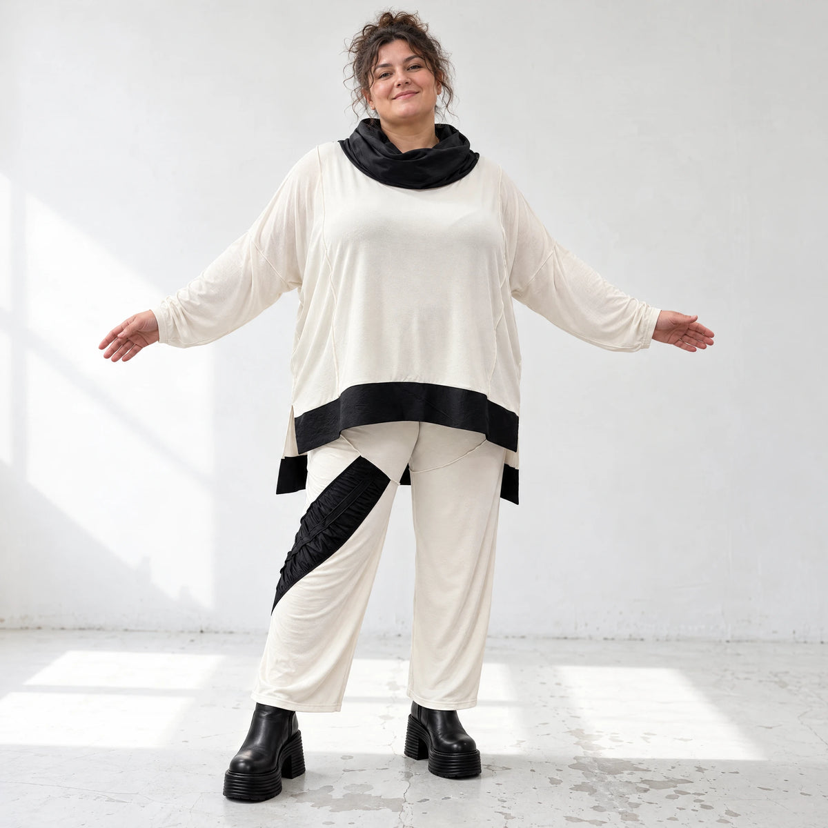 Rollkragenshirt aus fließendem Jersey mit Stretch Vokuhilaform mit seitlichen Schlitzen