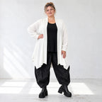 Creme Strickcardigan aus Baumwolle mit Stehkragen Taschen und A-Linie in Glockenform