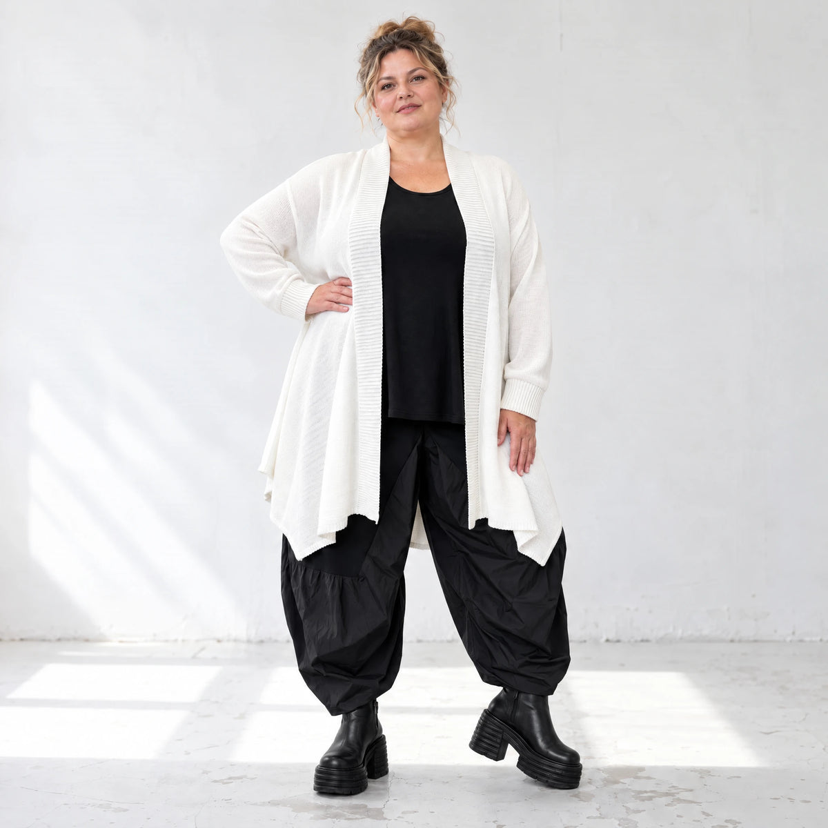 Creme Strickcardigan aus Baumwolle mit Stehkragen Taschen und A-Linie in Glockenform