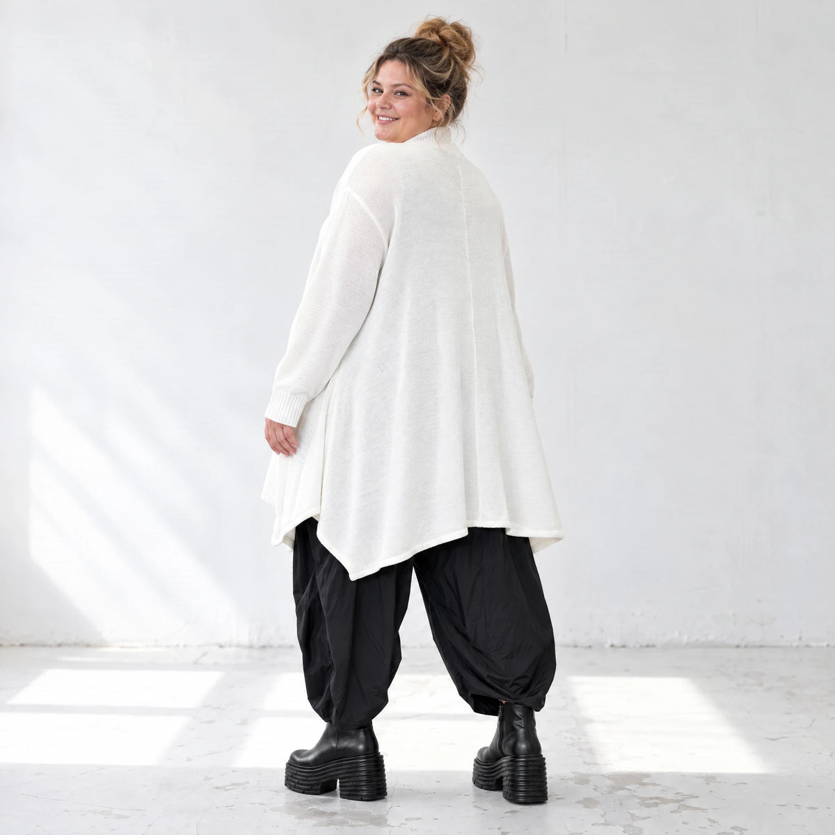 Creme Strickcardigan aus Baumwolle mit Stehkragen Taschen und A-Linie in Glockenform