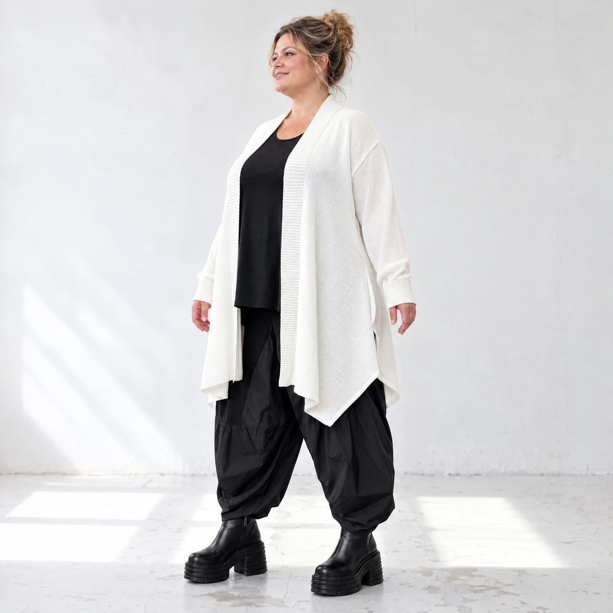 Creme Strickcardigan aus Baumwolle mit Stehkragen Taschen und A-Linie in Glockenform