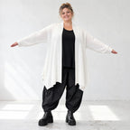 Creme Strickcardigan aus Baumwolle mit Stehkragen Taschen und A-Linie in Glockenform