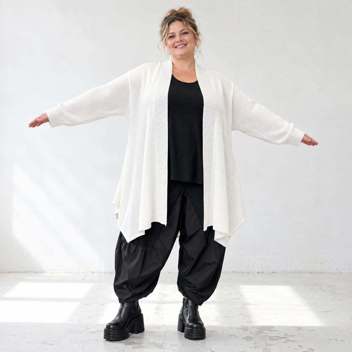 Creme Strickcardigan aus Baumwolle mit Stehkragen Taschen und A-Linie in Glockenform