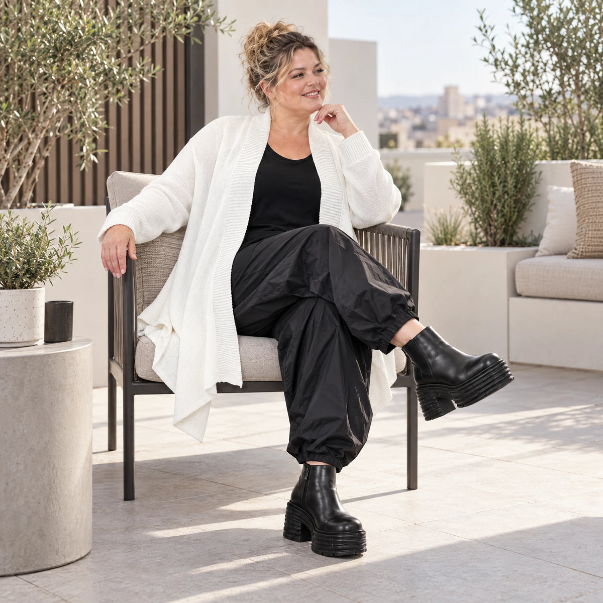 Creme Strickcardigan aus Baumwolle mit Stehkragen Taschen und A-Linie in Glockenform