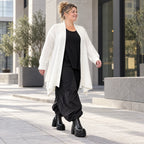 Creme Strickcardigan aus Baumwolle mit Stehkragen Taschen und A-Linie in Glockenform