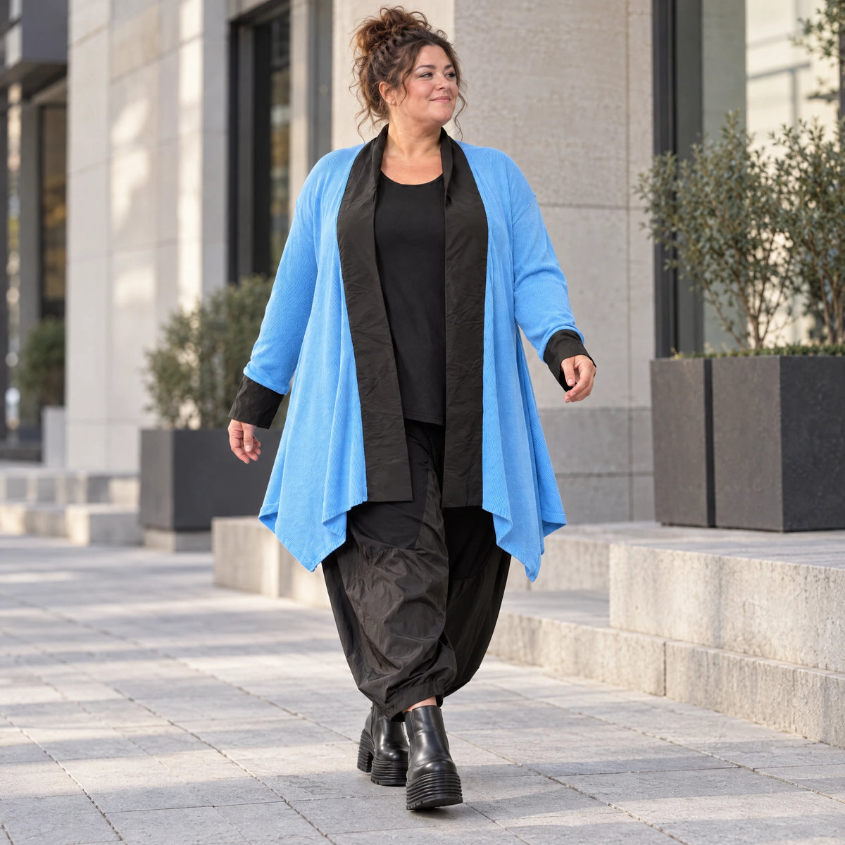Blauer Baumwollstrick Cardigan in A-Linie mit Memorytaft und leichter Glockenform