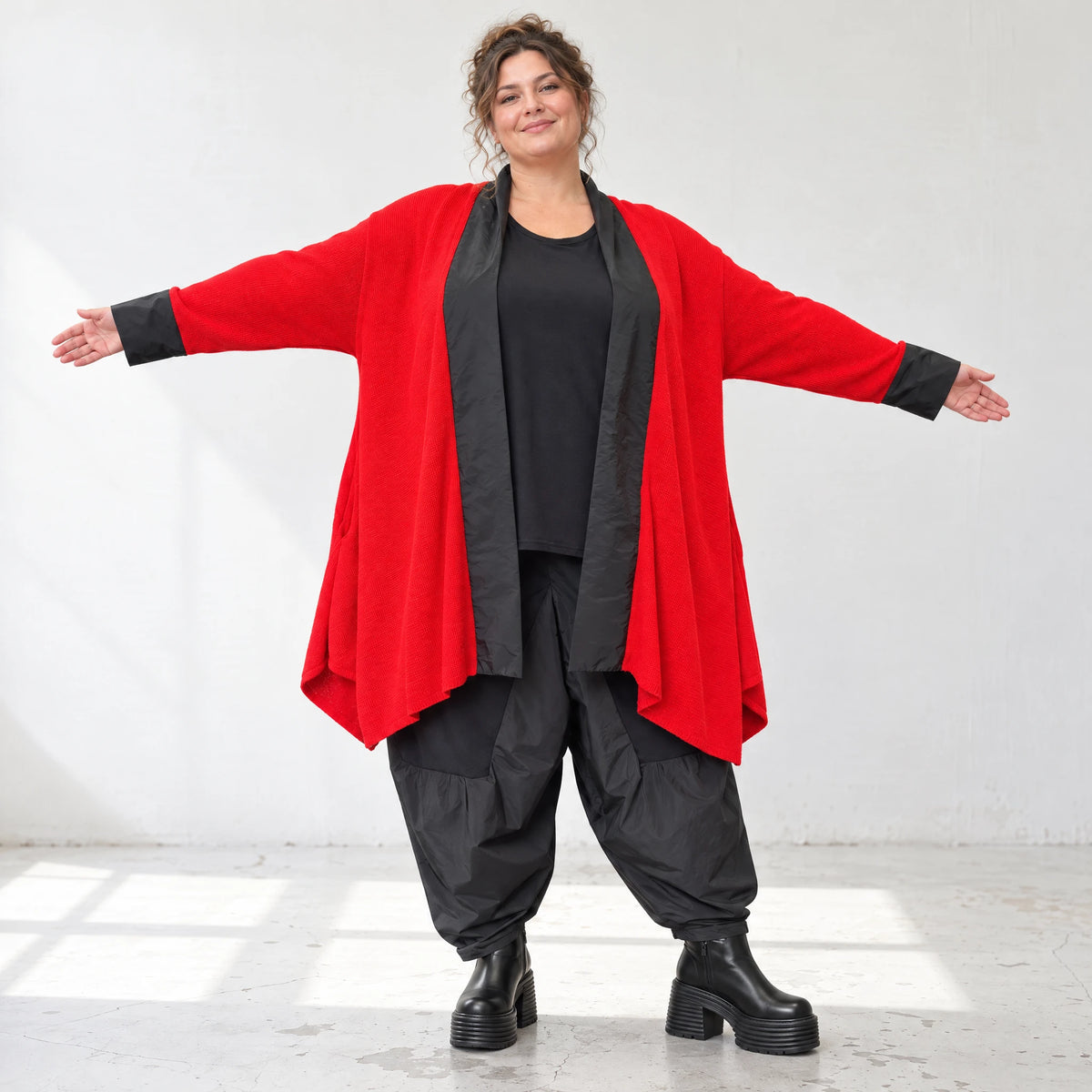 Roter Baumwollcardigan in Glockenform mit Stehkragen ohne Verschluss weich und winterlich
