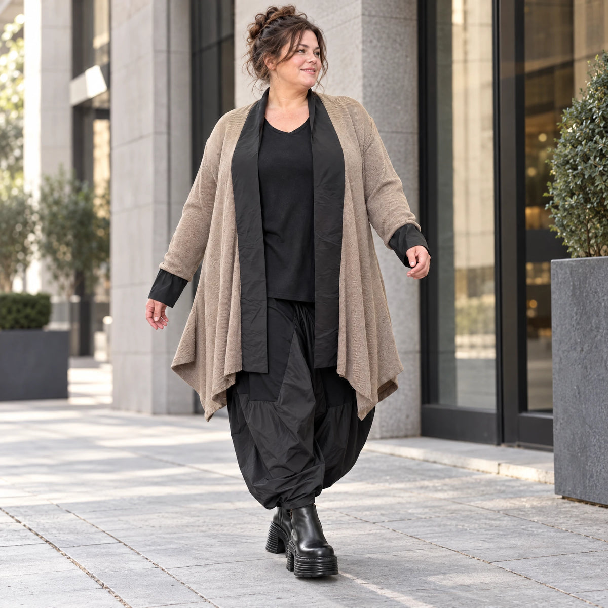 Cardigan aus Baumwolle in Taupe mit Stehkragen A-Linie und Seitentaschen offen leicht