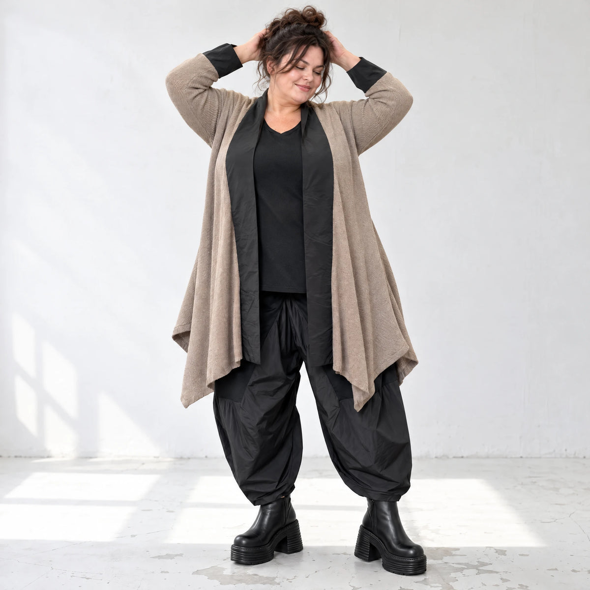 Cardigan aus Baumwolle in Taupe mit Stehkragen A-Linie und Seitentaschen offen leicht