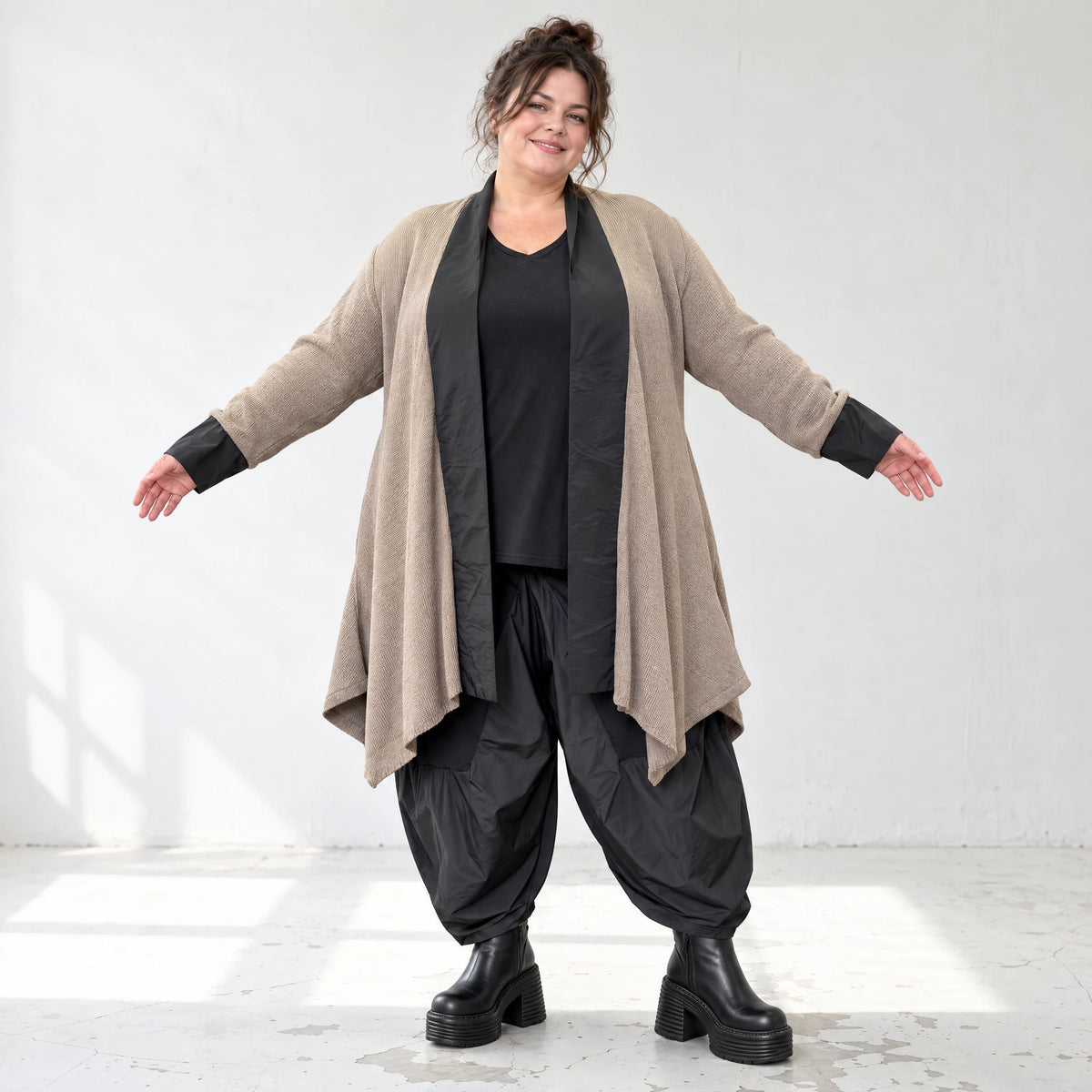 Cardigan aus Baumwolle in Taupe mit Stehkragen A-Linie und Seitentaschen offen leicht