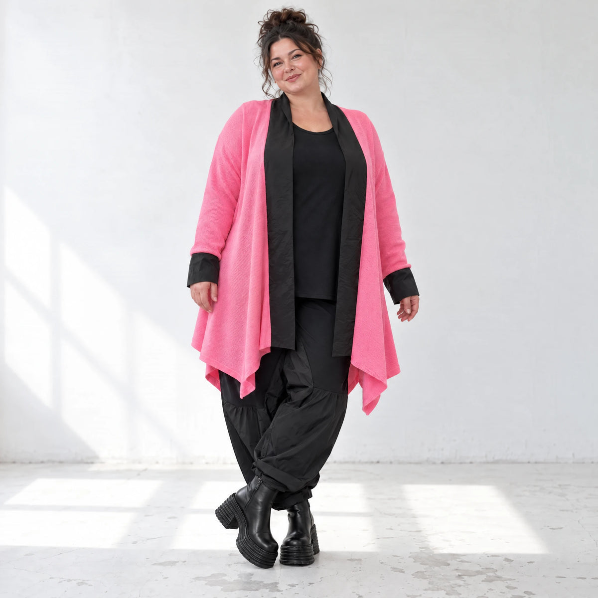 Zartpinker Strickcardigan in A-Linie mit Stehkragen langen Ärmeln und Seitennahttaschen