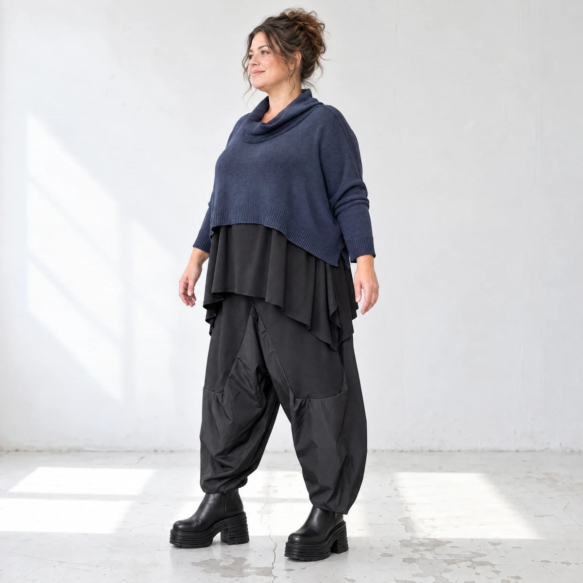 Kuscheliger Stricküberwurf in Marine mit kastigem Schnitt weich warm und vielseitig