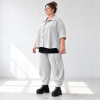 Graue Bluse aus weichem Ribbstoff mit Hemdkragen und gerundetem Saum für kalte Wintertage