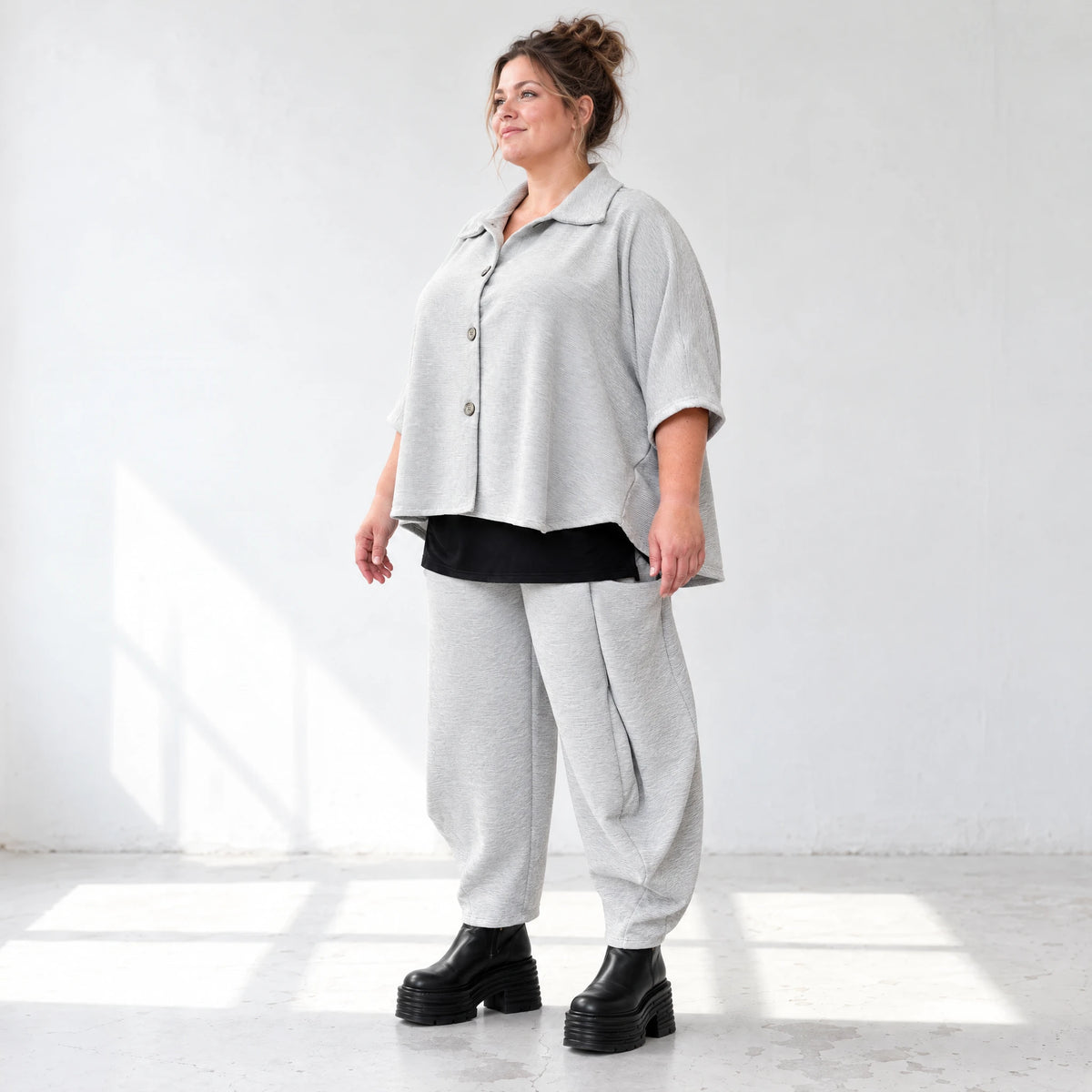 Graue Bluse aus weichem Ribbstoff mit Hemdkragen und gerundetem Saum für kalte Wintertage