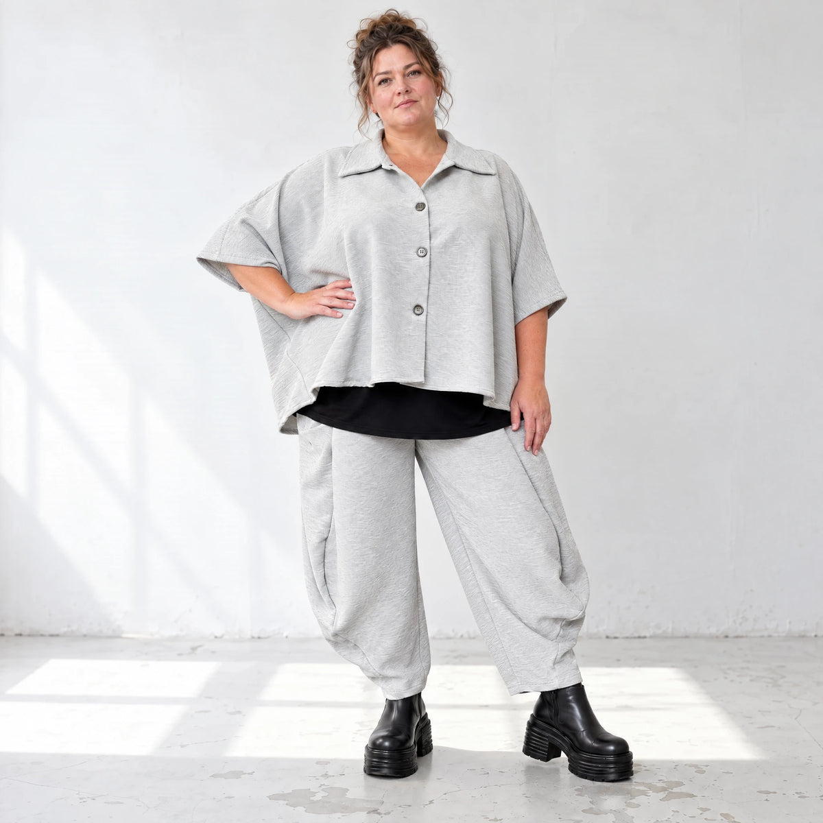 Graue Ballonhose aus weichem Rippmaterial mit elastischem Bund und aufgesetzten Taschen