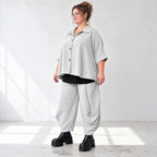 Graue Ballonhose aus weichem Rippmaterial mit elastischem Bund und aufgesetzten Taschen