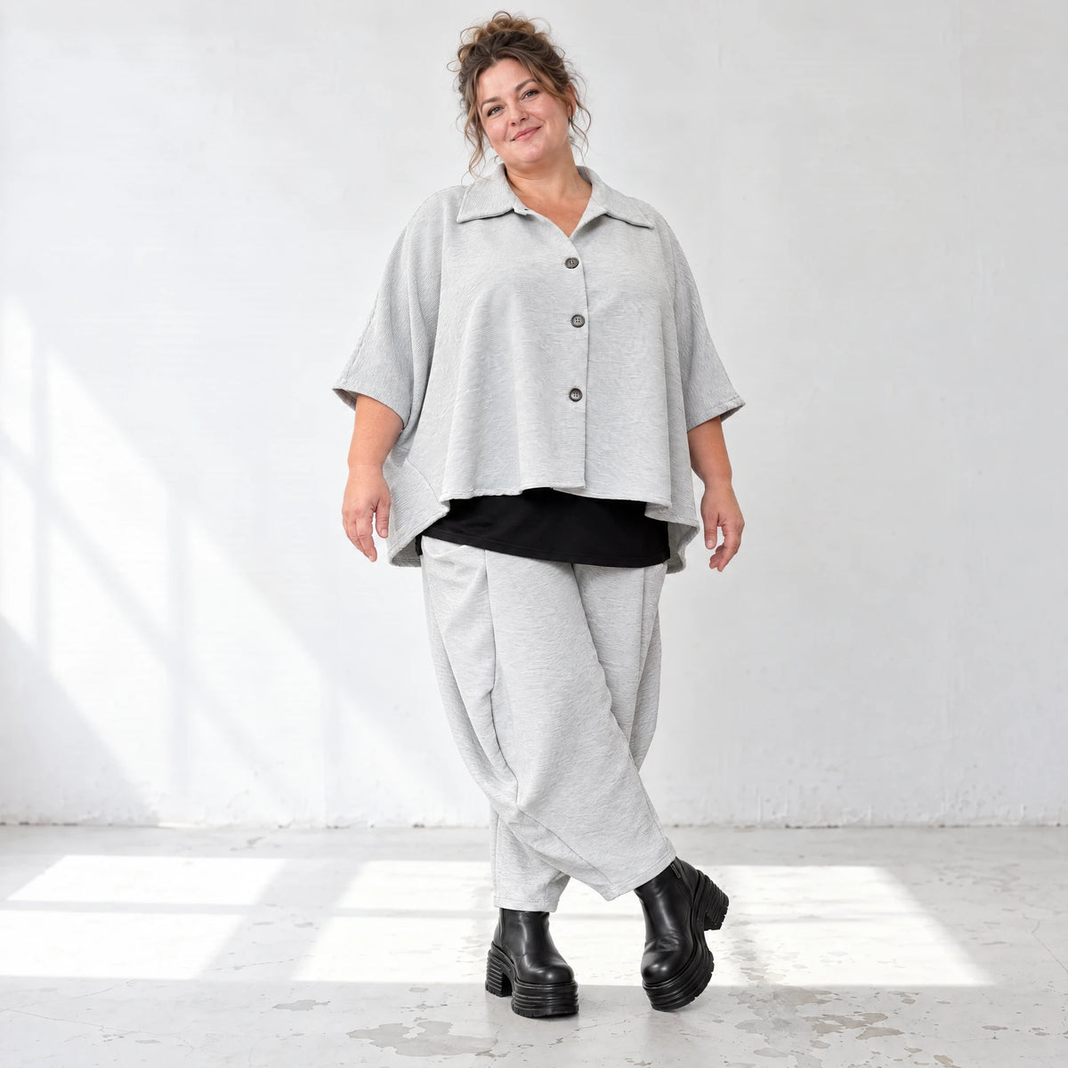 Graue Ballonhose aus weichem Rippmaterial mit elastischem Bund und aufgesetzten Taschen