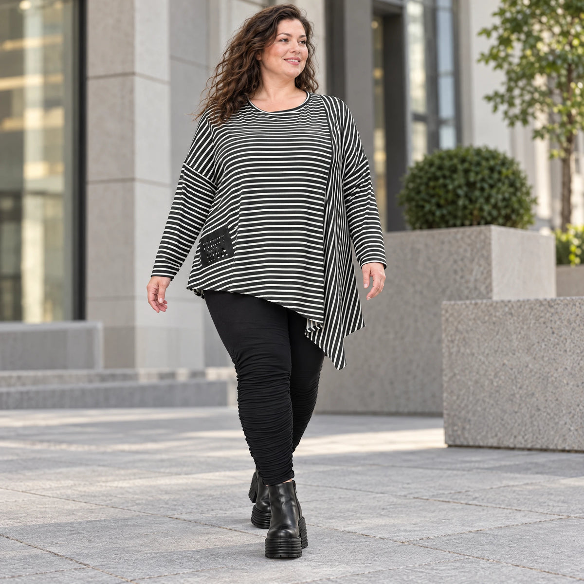 Langarmshirt in Schwarz/Weiß mit Zipfelsaum aus warmem Stretchjersey Made in Italy