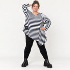 Langarmshirt in Dunkelblau/Weiß aus weichem Stretchjersey mit asymmetrischem Zipfelsaum