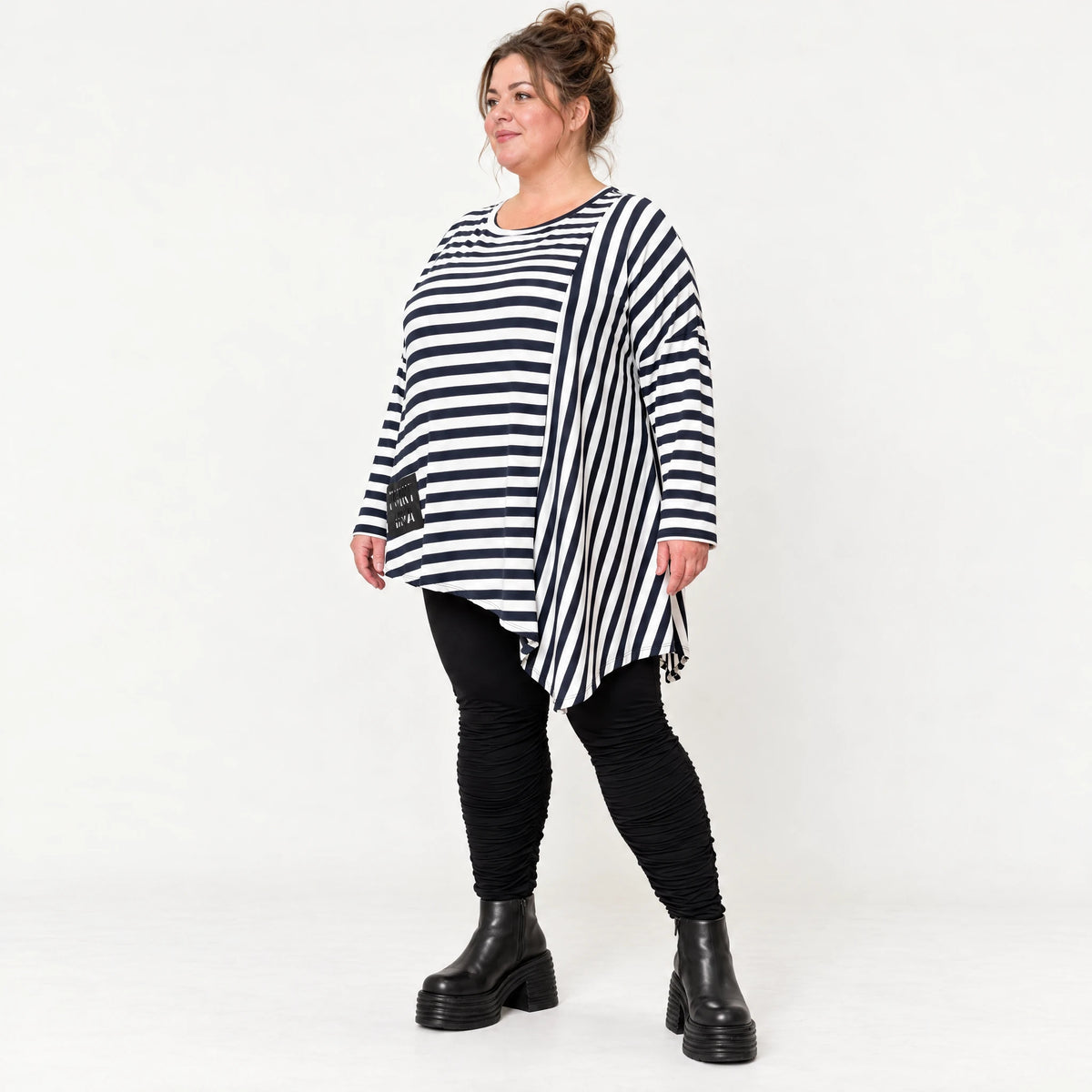 Langarmshirt in Dunkelblau/Weiß aus weichem Stretchjersey mit asymmetrischem Zipfelsaum