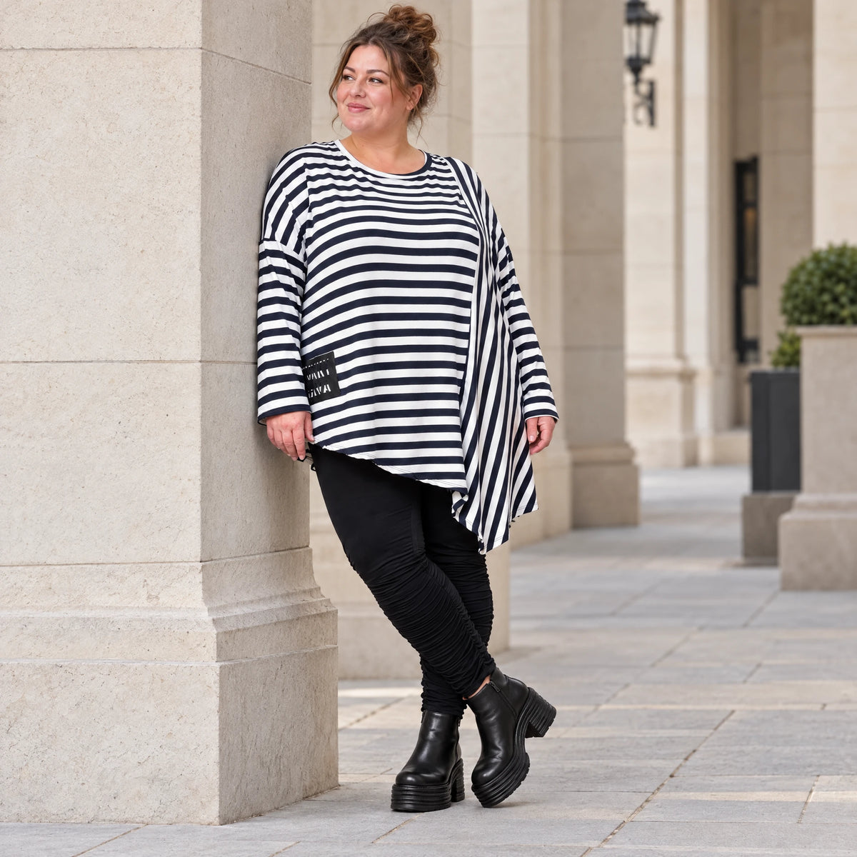 Langarmshirt in Dunkelblau/Weiß aus weichem Stretchjersey mit asymmetrischem Zipfelsaum