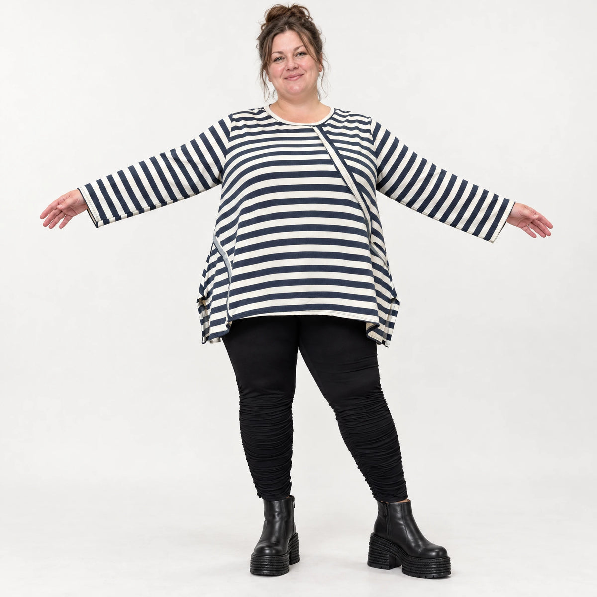 Langarmshirt in Creme/Dunkelblau mit A-Linie aus weichem Stretchjersey und Schlitzen