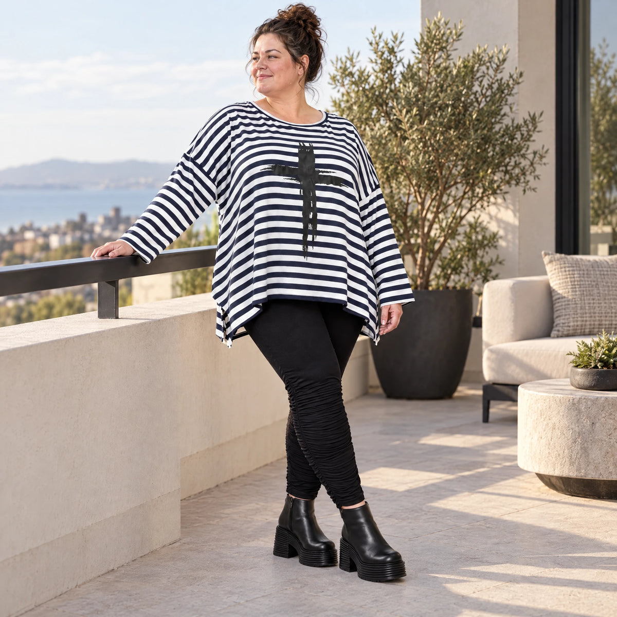 Langarmshirt in Dunkelblau/Weiß aus weichem Stretchjersey in A-Linie mit Seitenschlitzen
