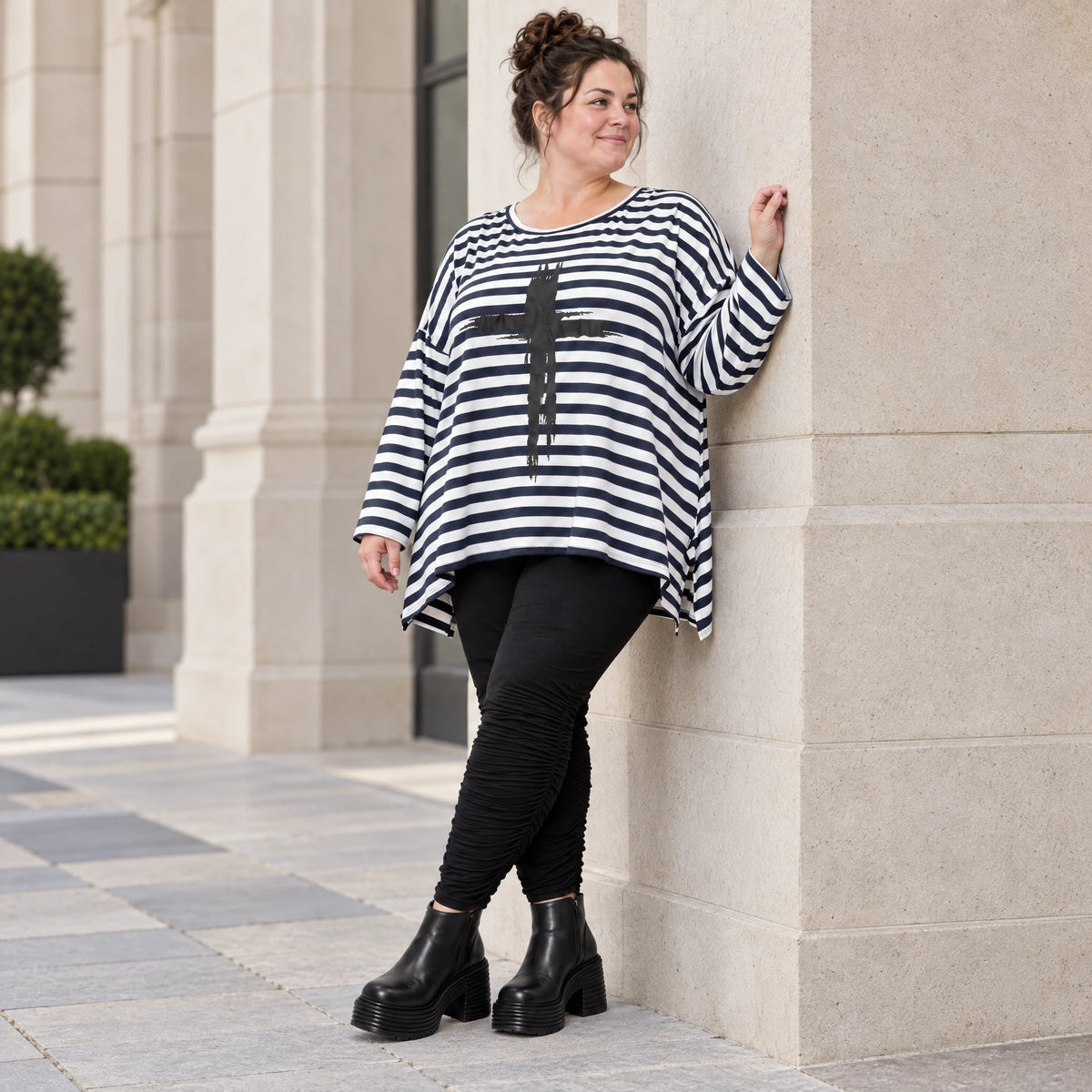 Langarmshirt in Dunkelblau/Weiß aus weichem Stretchjersey in A-Linie mit Seitenschlitzen