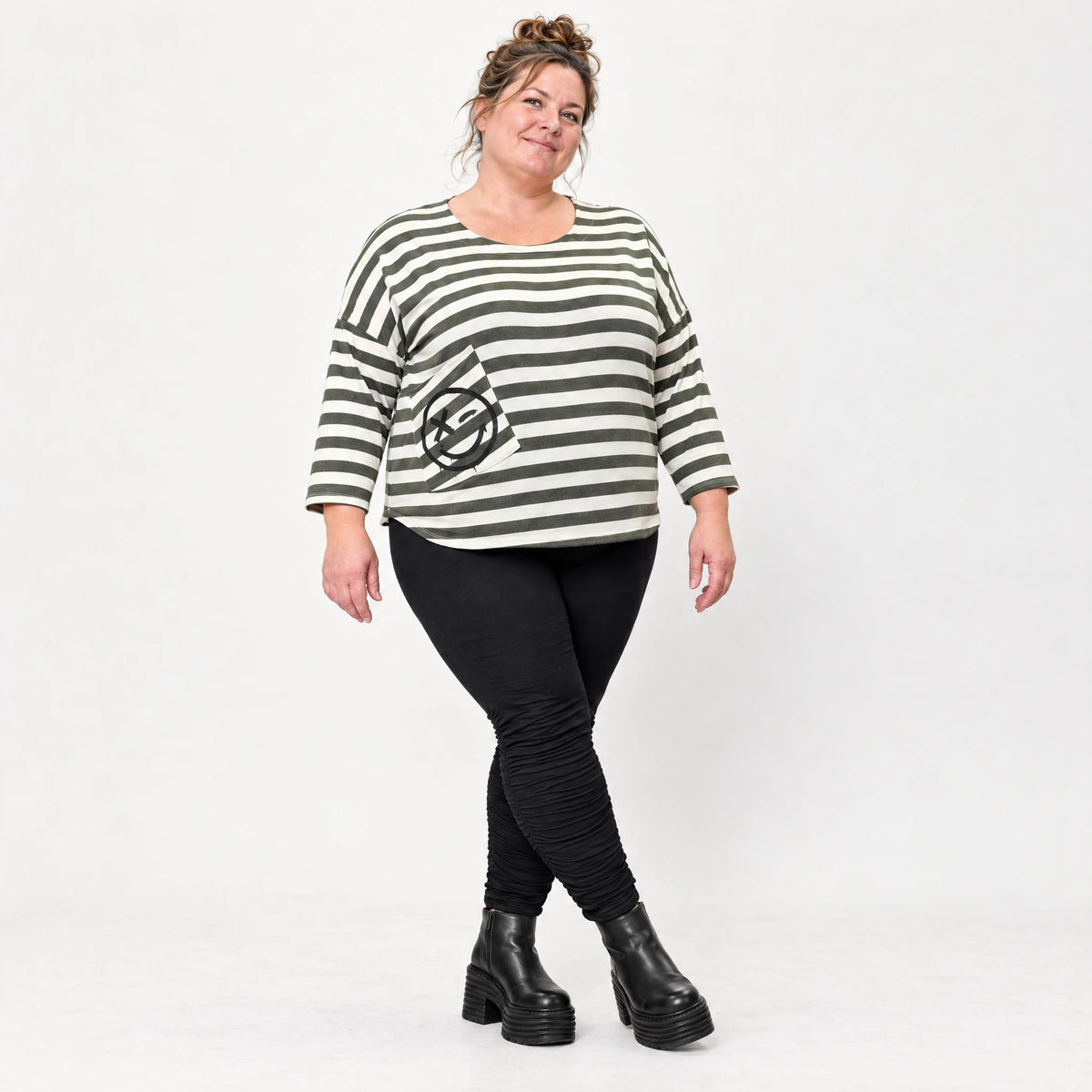 Shirt in Creme/Dunkelgrün aus weichem Stretchjersey mit 7/8-Arm und aufgesetzten Taschen