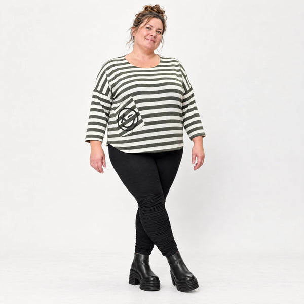 Shirt in Creme/Dunkelgrün aus weichem Stretchjersey mit 7/8-Arm und aufgesetzten Taschen