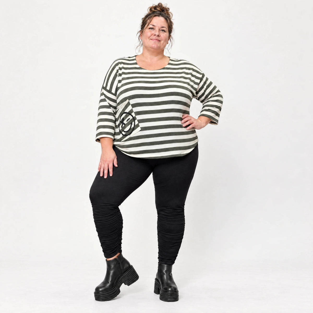 Shirt in Creme/Dunkelgrün aus weichem Stretchjersey mit 7/8-Arm und aufgesetzten Taschen