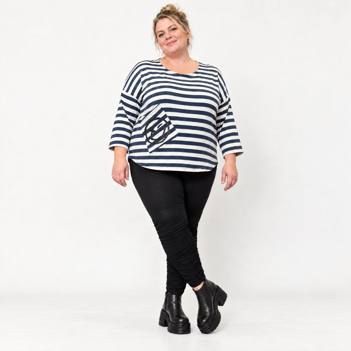 Shirt aus weichem Stretchjersey in Creme/Dunkelblau mit 7/8-Arm und aufgesetzten Taschen