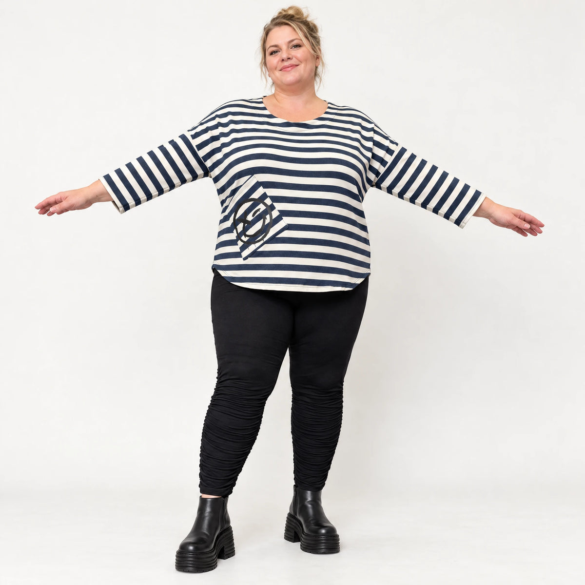 Shirt aus weichem Stretchjersey in Creme/Dunkelblau mit 7/8-Arm und aufgesetzten Taschen