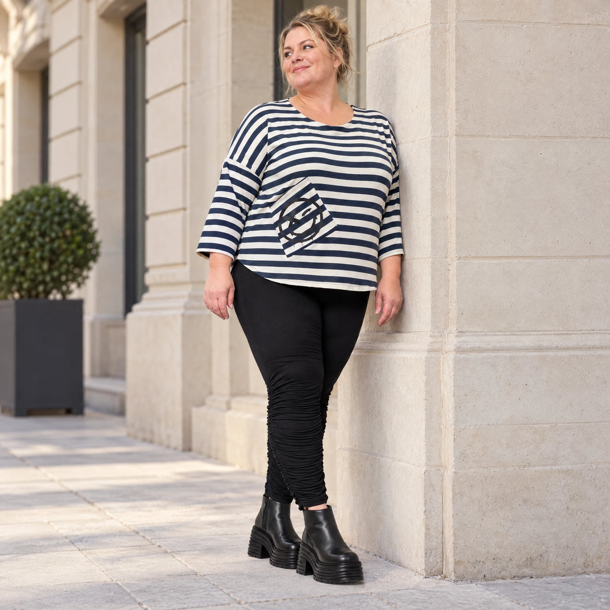 Shirt aus weichem Stretchjersey in Creme/Dunkelblau mit 7/8-Arm und aufgesetzten Taschen
