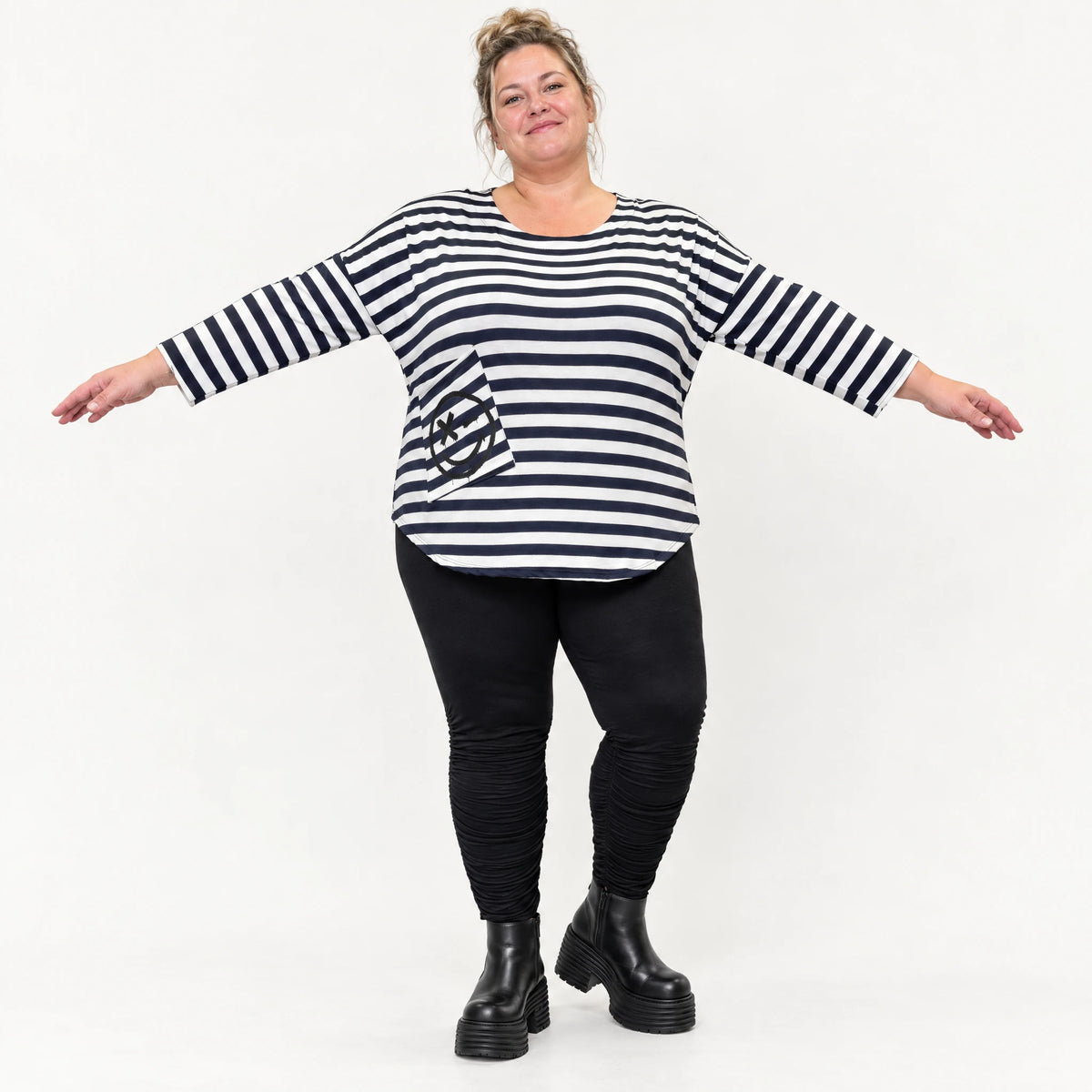 Shirt in Dunkelblau/Weiß aus weichem Stretchjersey mit 7/8-Arm und gerundeter Schnittform