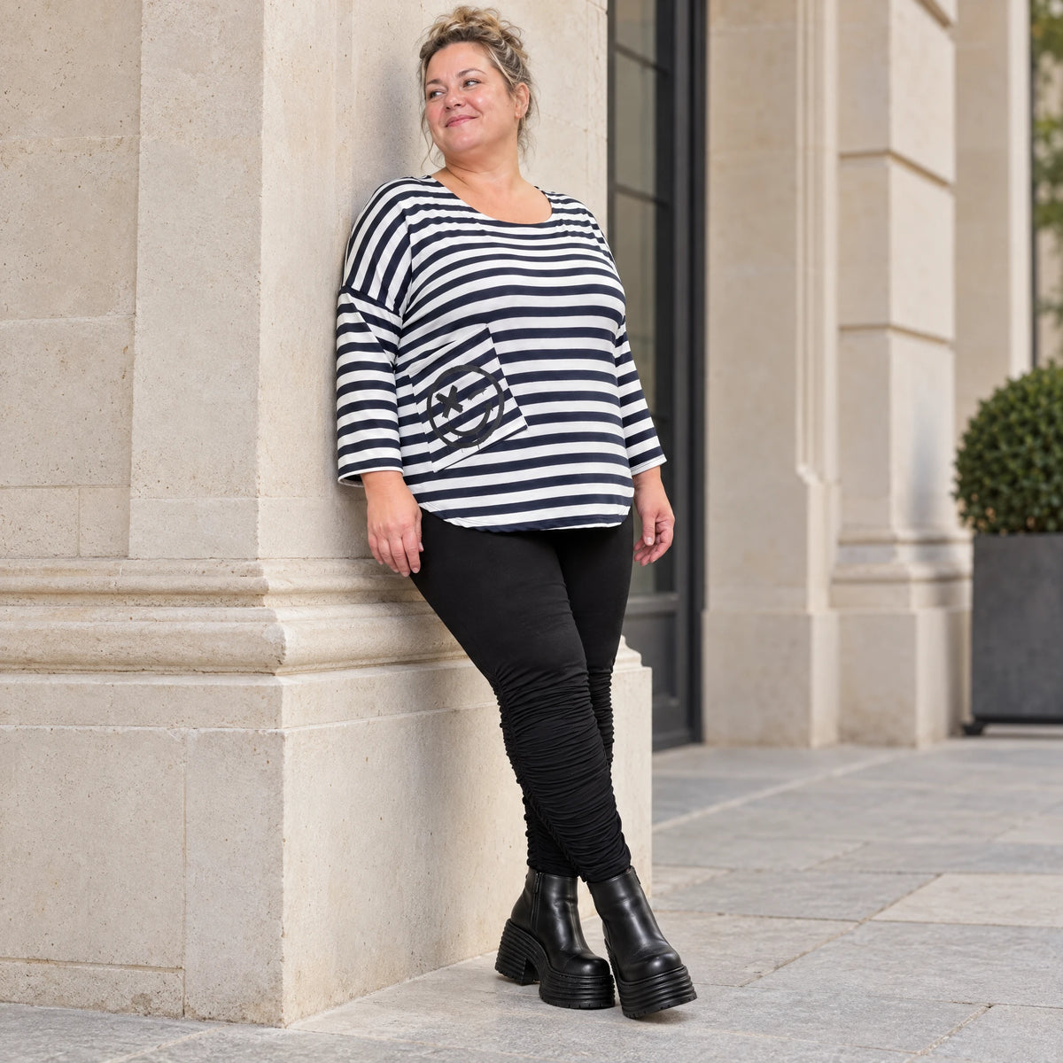 Shirt in Dunkelblau/Weiß aus weichem Stretchjersey mit 7/8-Arm und gerundeter Schnittform