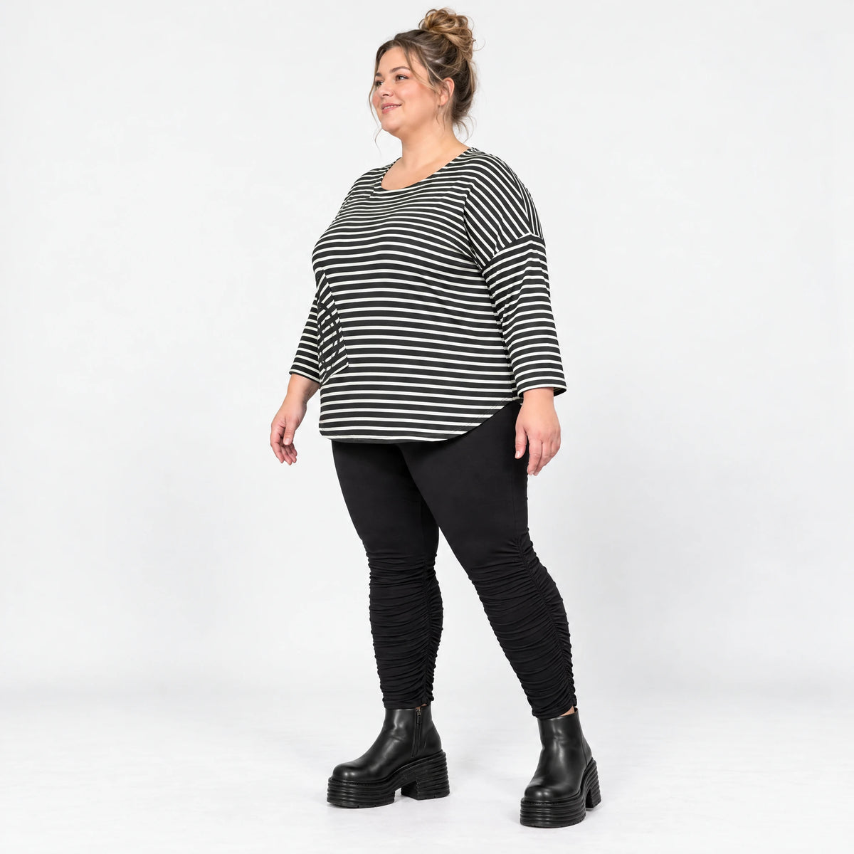 Shirt aus weichem Stretchjersey in Schwarz/Weiß mit 7/8-Arm und gerundetem Schnitt