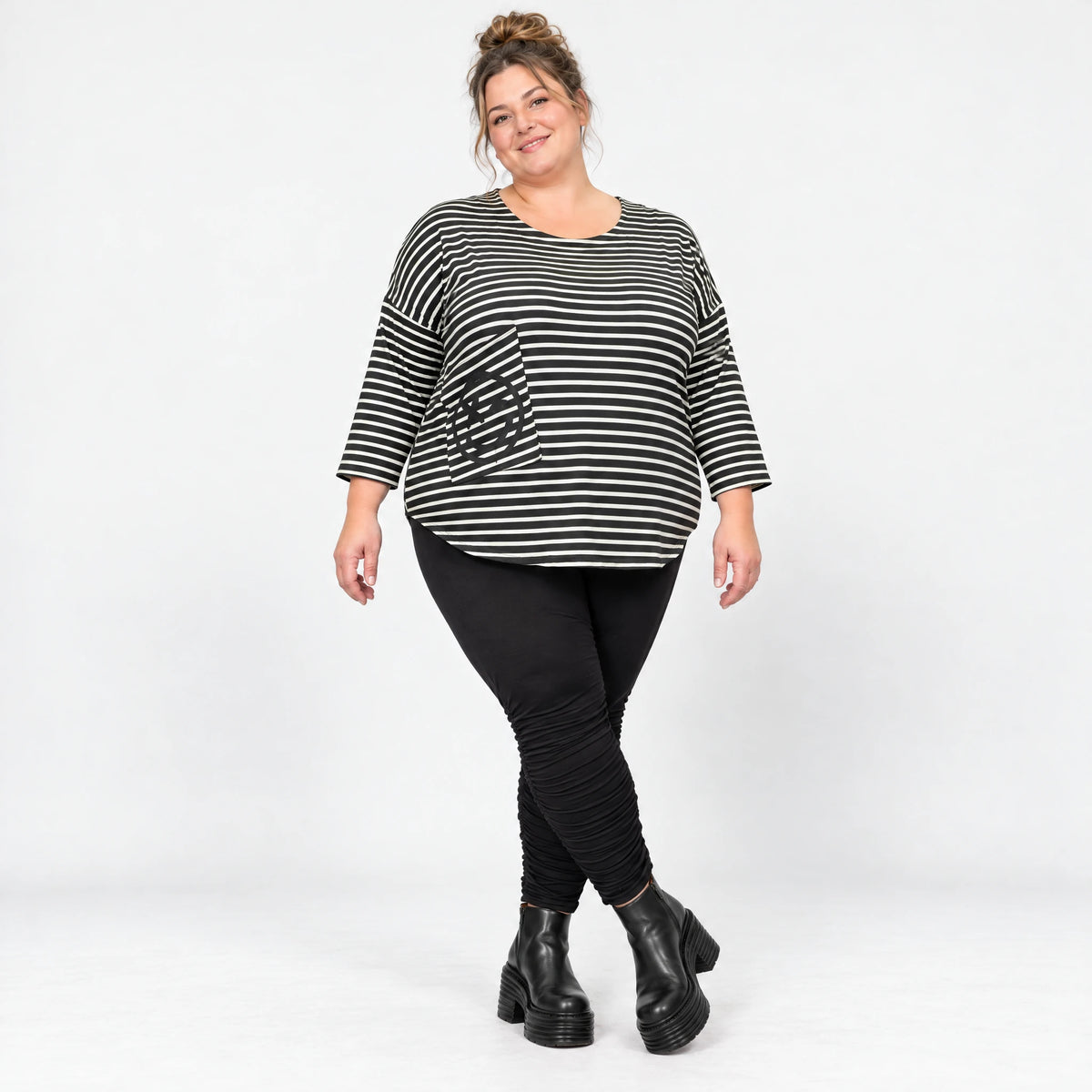 Shirt aus weichem Stretchjersey in Schwarz/Weiß mit 7/8-Arm und gerundetem Schnitt