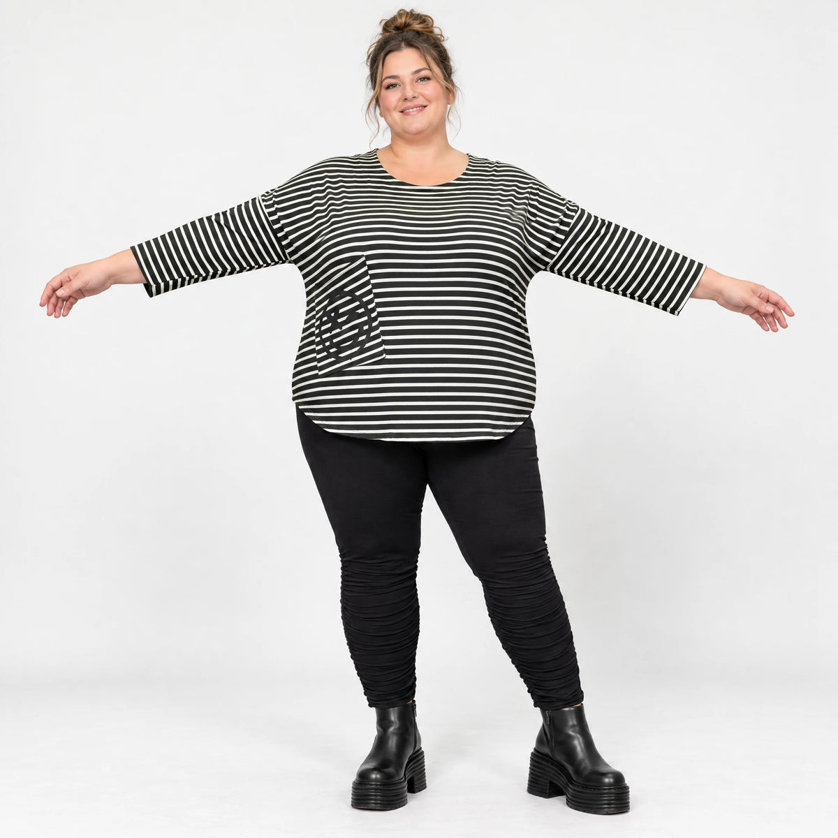 Shirt aus weichem Stretchjersey in Schwarz/Weiß mit 7/8-Arm und gerundetem Schnitt