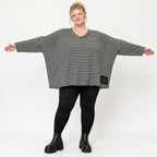 Langarmshirt in Schwarz/Weiß mit kastigem Schnitt und V-Ausschnitt aus Stretchjersey