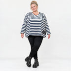 Kastiges Langarmshirt aus weichem Stretchjersey in Creme/Dunkelblau mit V-Ausschnitt