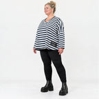 Kastiges Langarmshirt aus weichem Stretchjersey in Creme/Dunkelblau mit V-Ausschnitt