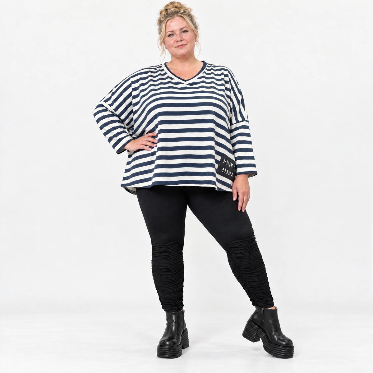 Kastiges Langarmshirt aus weichem Stretchjersey in Creme/Dunkelblau mit V-Ausschnitt