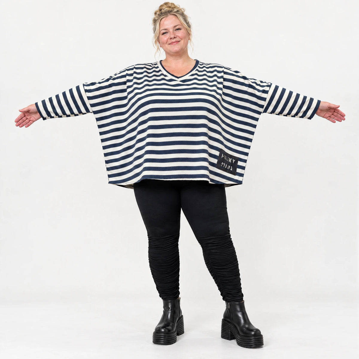 Kastiges Langarmshirt aus weichem Stretchjersey in Creme/Dunkelblau mit V-Ausschnitt