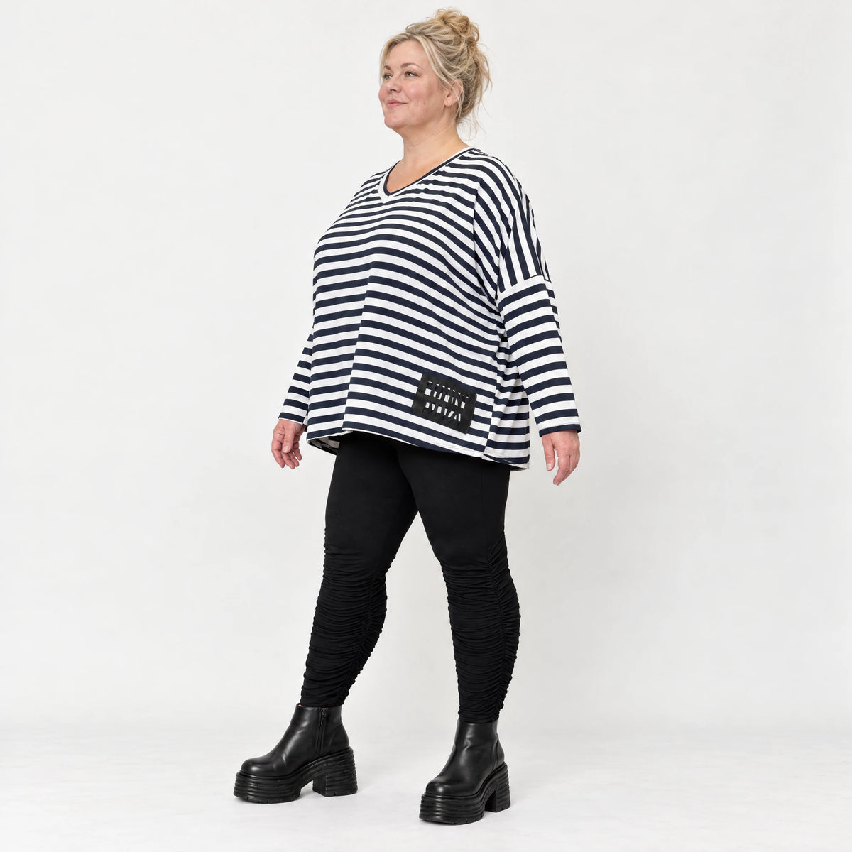 Langarmshirt in Dunkelblau/Weiß aus weichem Jersey mit V-Ausschnitt und kastiger Passform