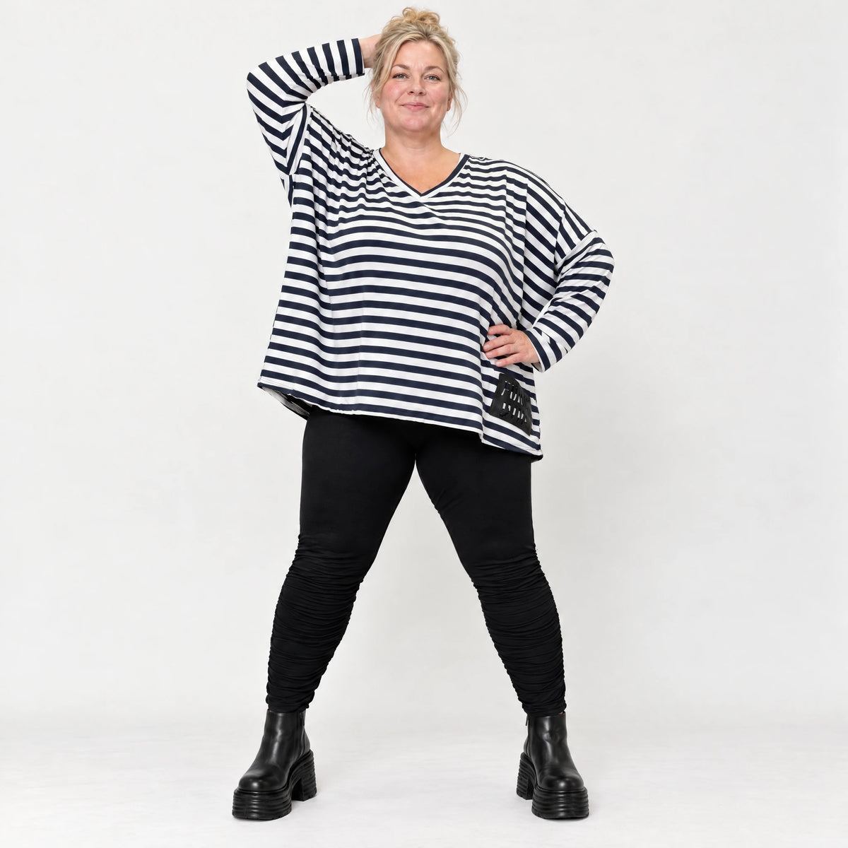 Langarmshirt in Dunkelblau/Weiß aus weichem Jersey mit V-Ausschnitt und kastiger Passform