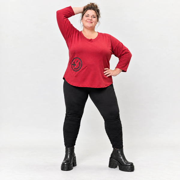 Rotes Shirt aus Stretchjersey mit Rundhalsausschnitt 7/8-Arm und aufgesetzten Taschen