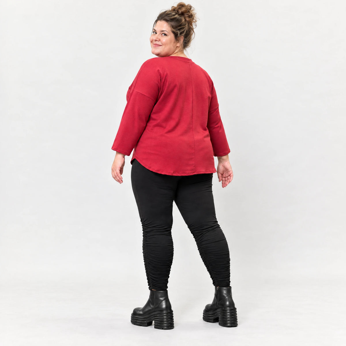 Rotes Shirt aus Stretchjersey mit Rundhalsausschnitt 7/8-Arm und aufgesetzten Taschen