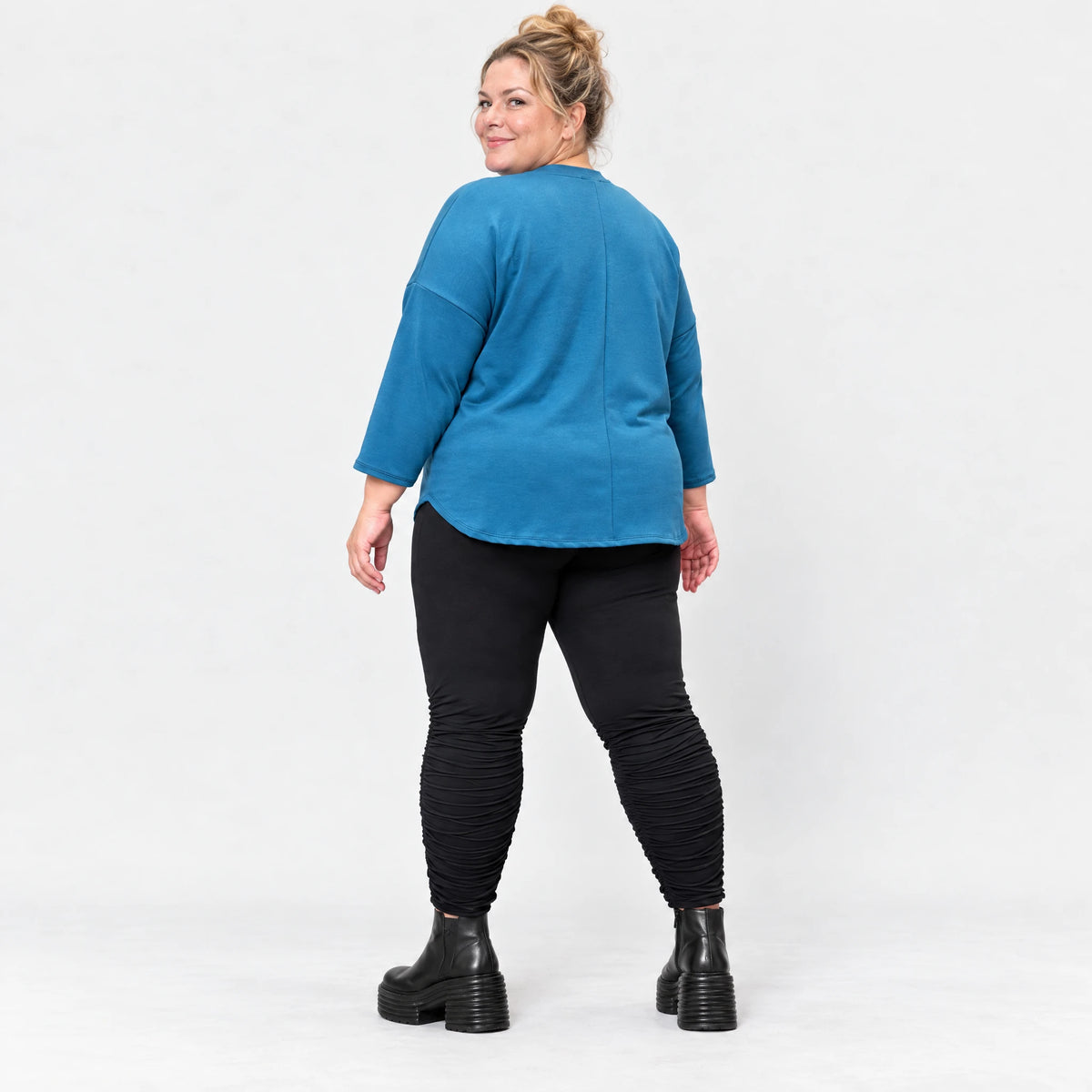 Basic Shirt in Blau aus weichem Stretchjersey mit gerundeter Schnittform und 7/8-Arm